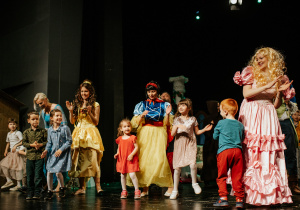 Aktorzy teatru "Rodzice- Dzieciom" wraz z dziećmi